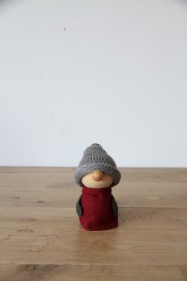 フィギア　Estrid　グレー　レッド